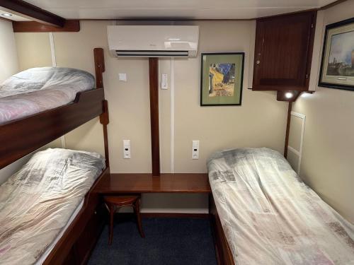 Hotelboat Angeline - Tap to explore photos