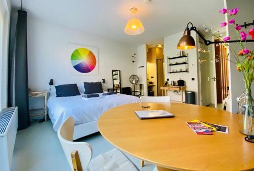 Private studio, patio garden and free car parking - Tap to explore photos