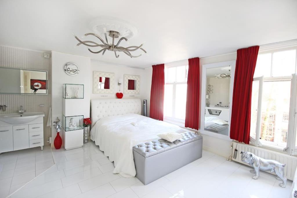 White Luxury Penthouse in City Centre - Tap to explore photos