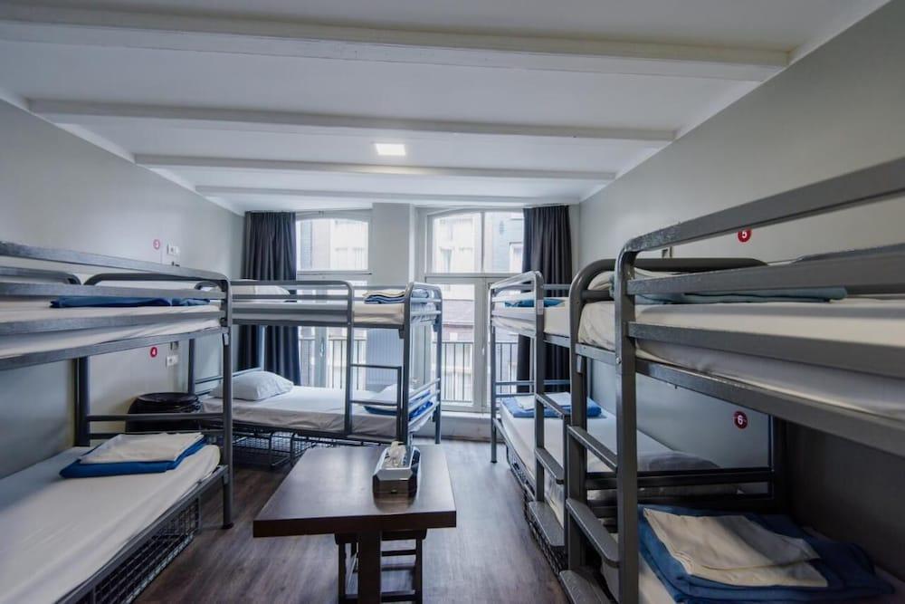 Hostel Warmoes Amsterdam Room Type - Standard Room, City View