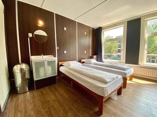 Hostel Utopia Room Type - Quadruple Room with Private Bathroom