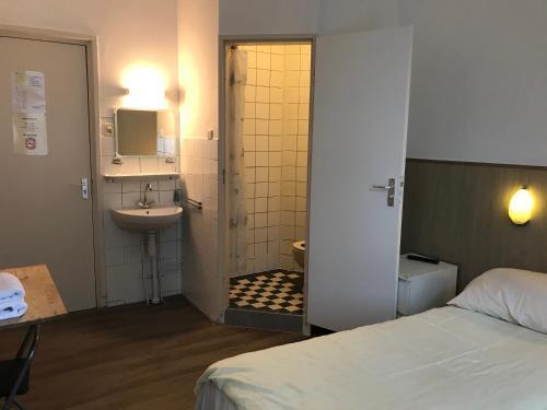 hotel Oosterpark Room Type - Twin Room with Private Bathroom