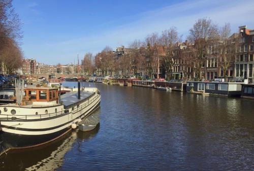 Top-notch space along canal in historic centre