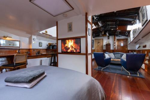 Anna Houseboat - Tap to explore photos