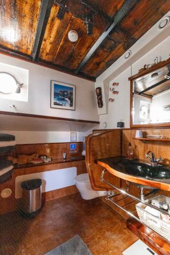 Anna Houseboat - Tap to explore photos