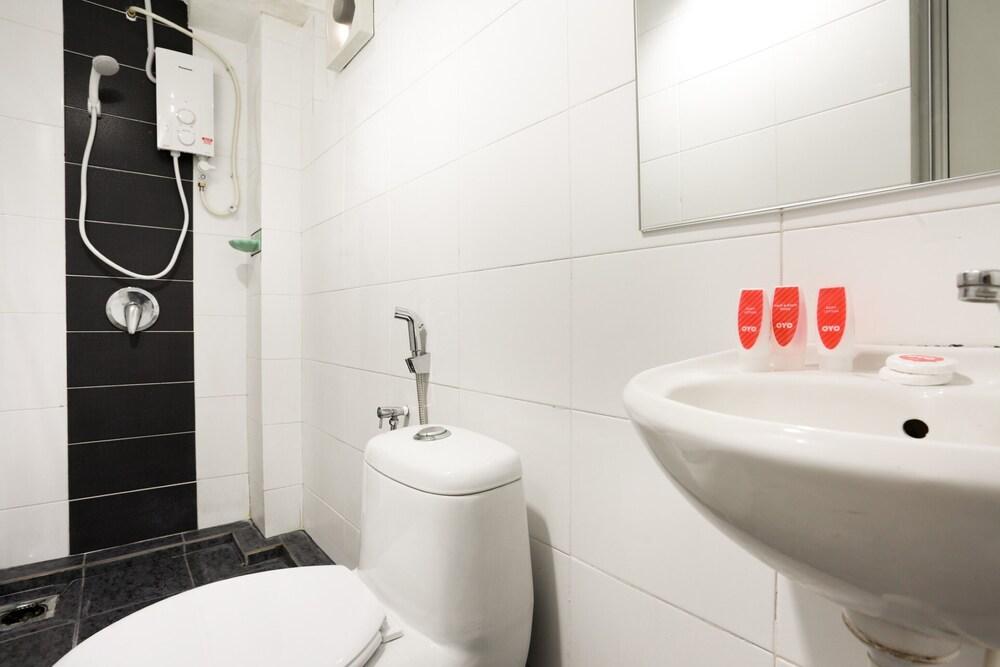 OYO 89581 Green Leaf Boutique Hotel - Tap to explore photos