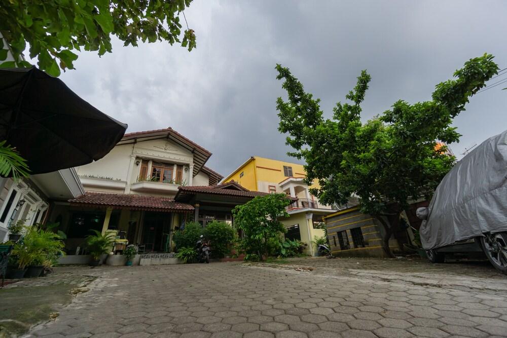 OYO 1801 Wisma Griya Indah Lestari - Tap to explore photos
