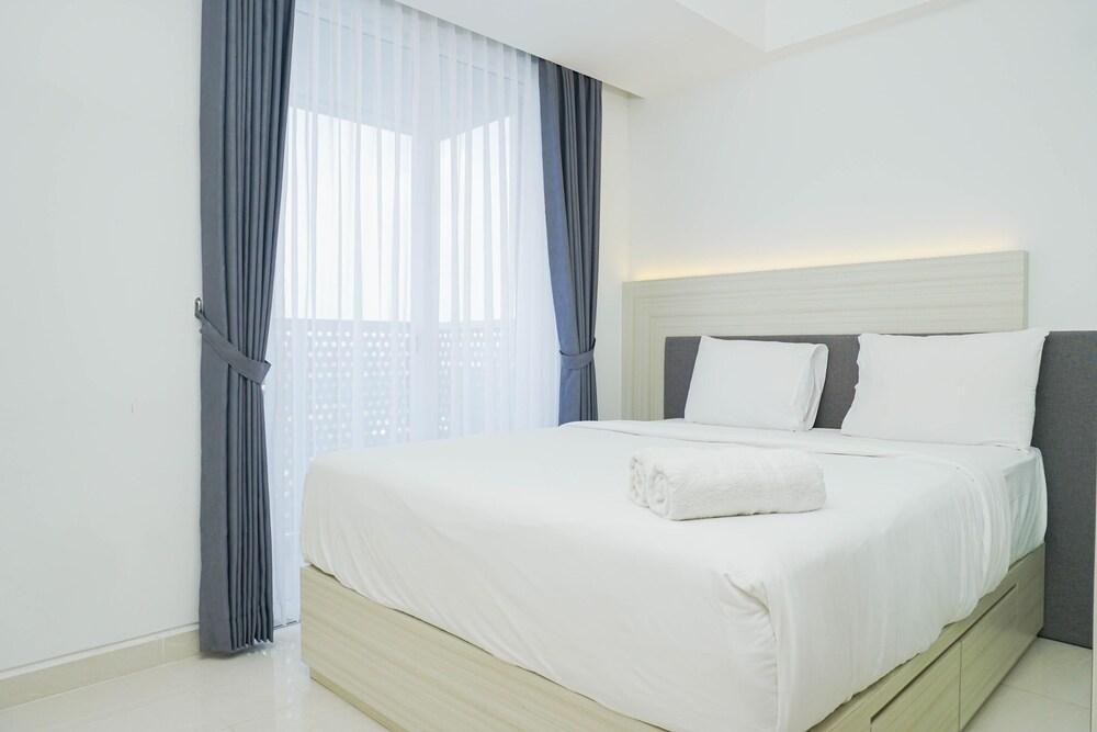 Relax and Comfy with Pool View @ Studio West Vista Apartment Room Type - Room
