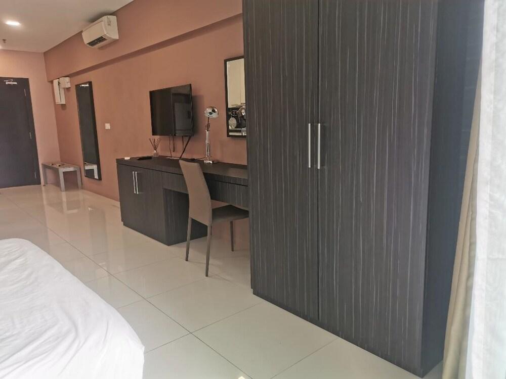 Luxury Deluxe Studios At Mercu Summer Suites - Tap to explore photos