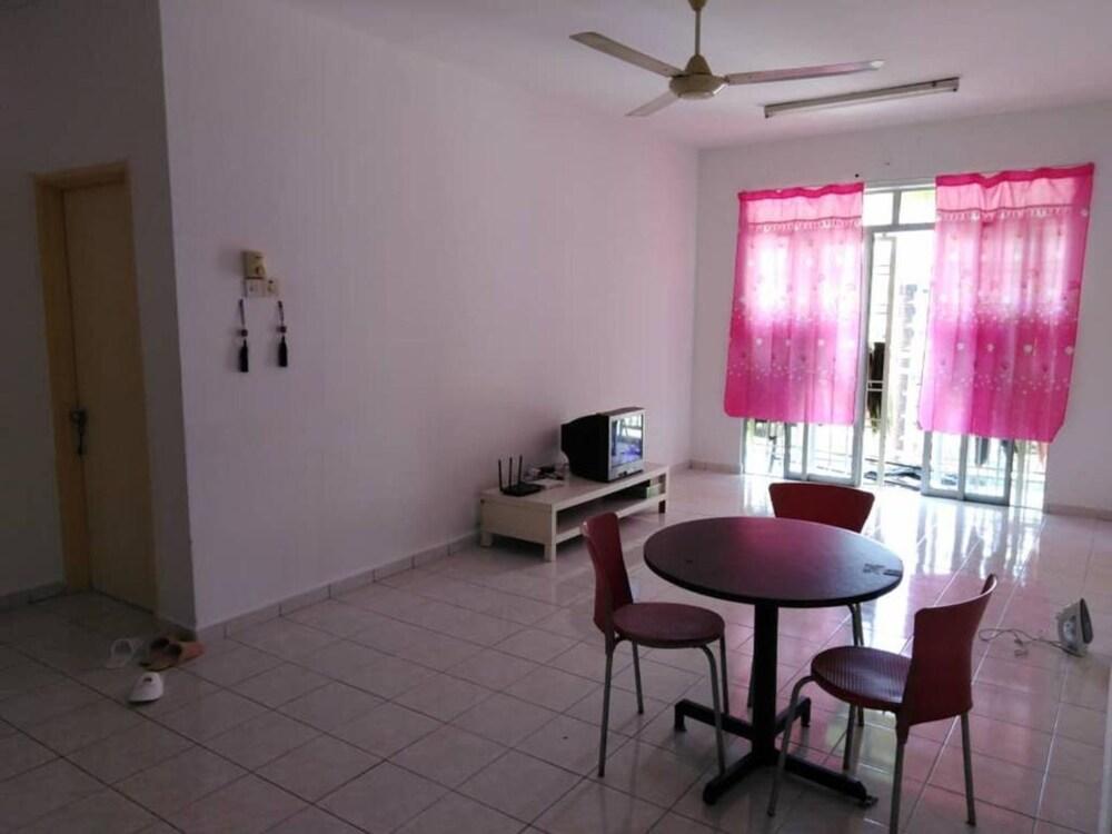 Dorm Melati Pak Abu - Hostel - Tap to explore photos