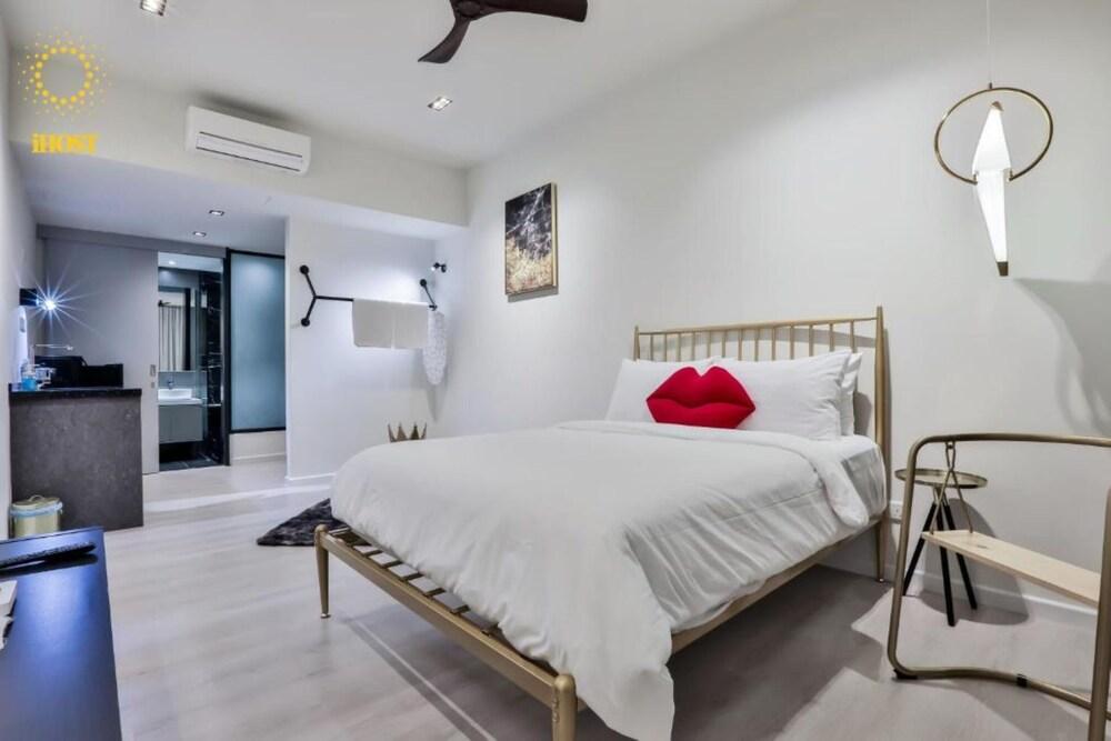 Expressionz Suites by iHost Global Room Type - Deluxe King Suite, Garden View