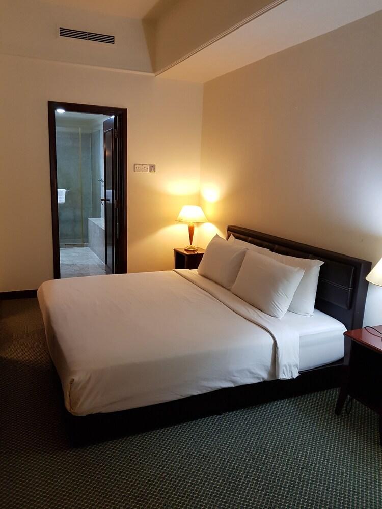 Hotel Service Suites at Times Square - Tap to explore photos