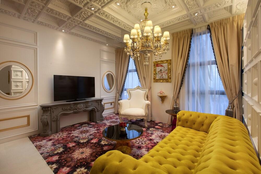 Arte By Thomas Chan Room Type - LOUIS IV
