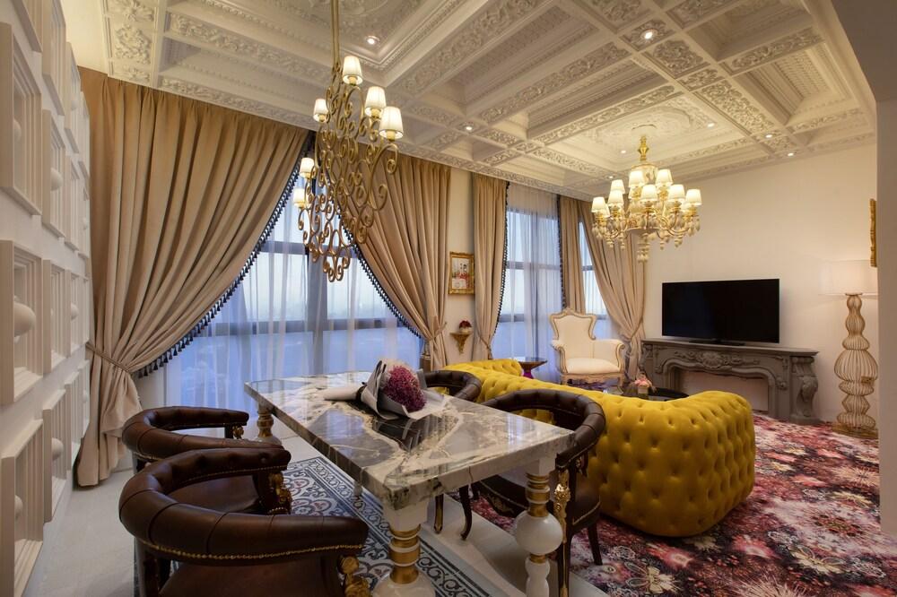 Arte By Thomas Chan Room Type - LOUIS III