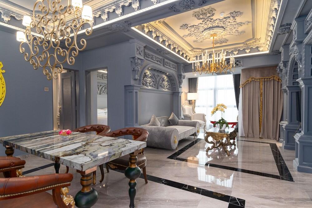 Arte By Thomas Chan Room Type - PALATIAL NOIRE I