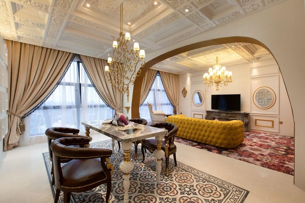 Arte By Thomas Chan Room Type - LOUIS II