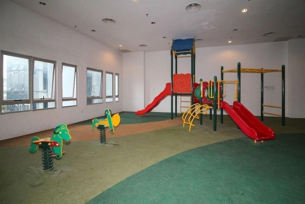 OYO Home 580 Luxury 2 Bedroom Taragon Puteri - Tap to explore photos