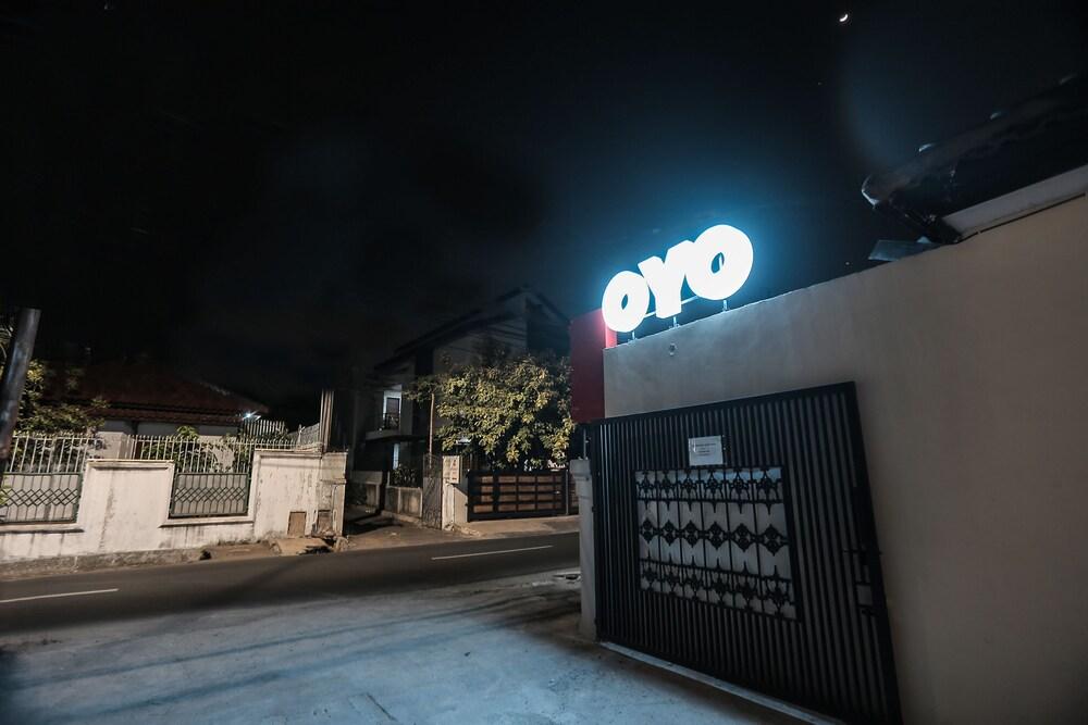 Super OYO Capital O 133 Griya Ciaji - Tap to explore photos