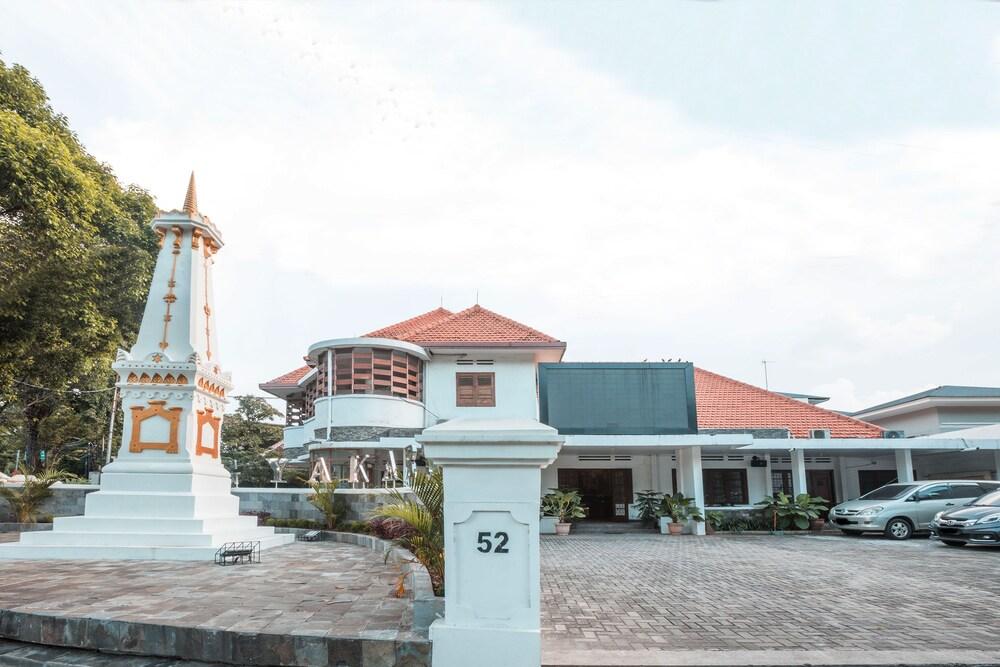 OYO 304 Griya Jogja - Tap to explore photos