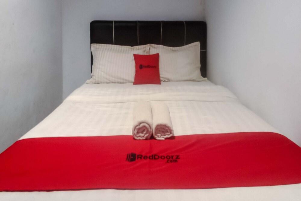 RedDoorz near Cideng 2