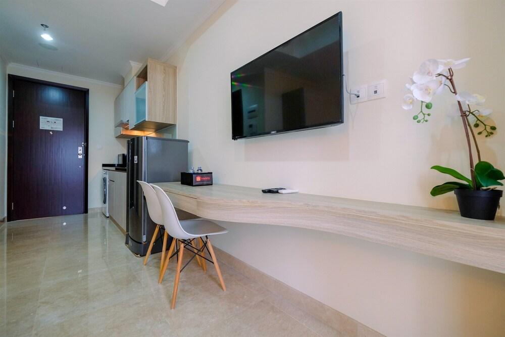 Stylish Studio Room Menteng Park Apartment - Tap to explore photos