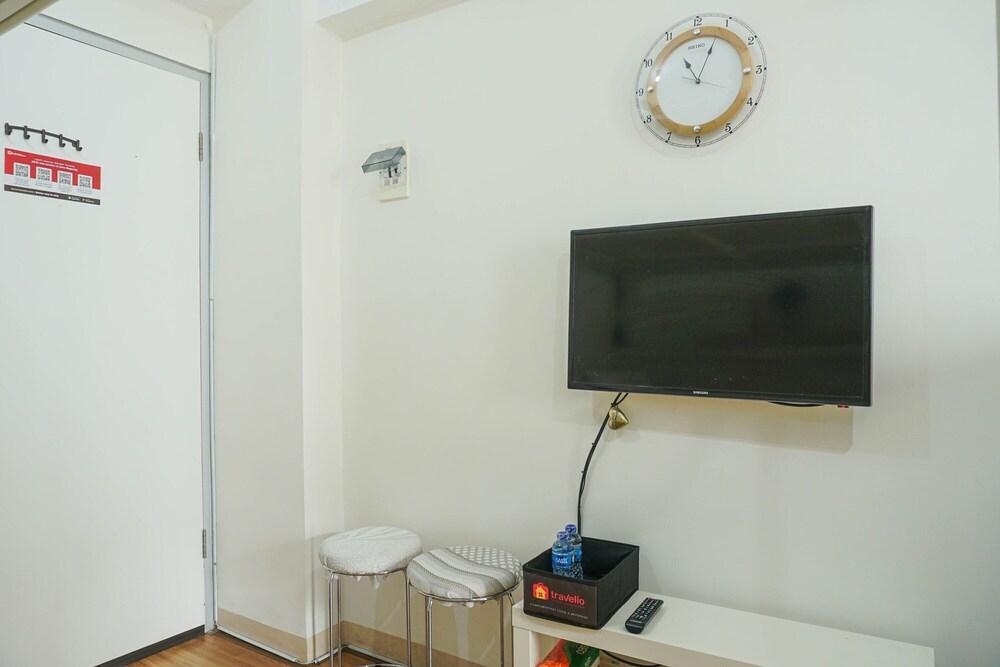 Compact and Scenic Studio Room Green Bay Pluit Apartment - Tap to explore photos