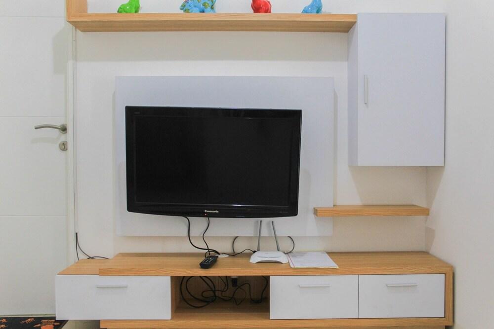 Beautiful and Comfy 1BR at Bassura City Apartment - Tap to explore photos
