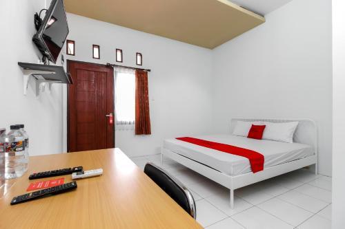 RedDoorz @ Jagakarsa 2 Room Type - Double Room
