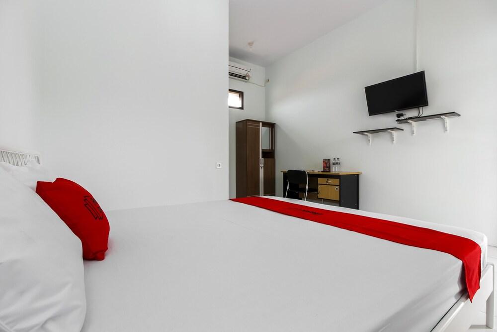 RedDoorz @ Jagakarsa 2 - Tap to explore photos