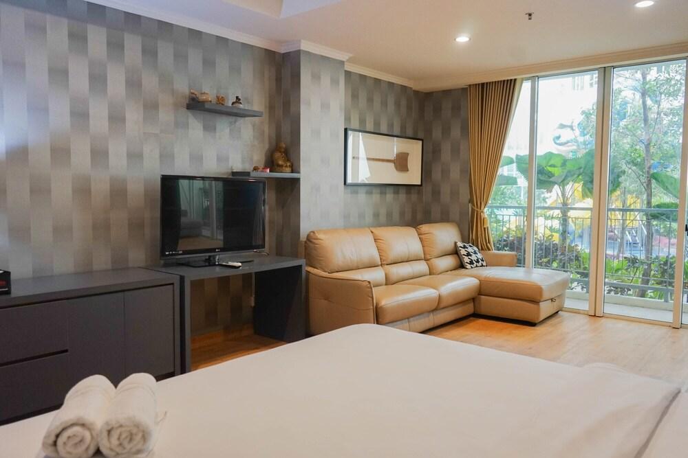 Spacious Studio with Sofa Bed @ Ancol Mansion Apartment - Tap to explore photos