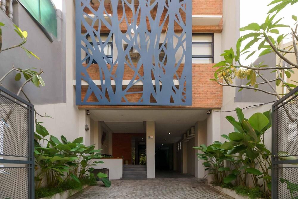 RedDoorz Plus near Radio Dalam 3 - Tap to explore photos