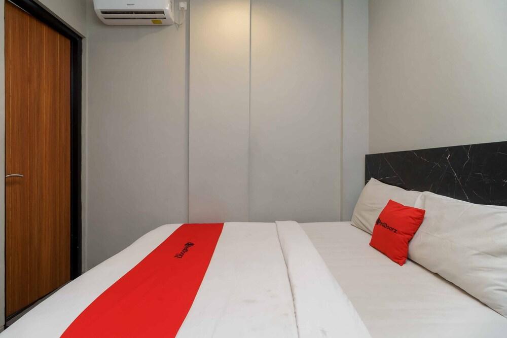RedDoorz Plus near Radio Dalam 3 - Tap to explore photos