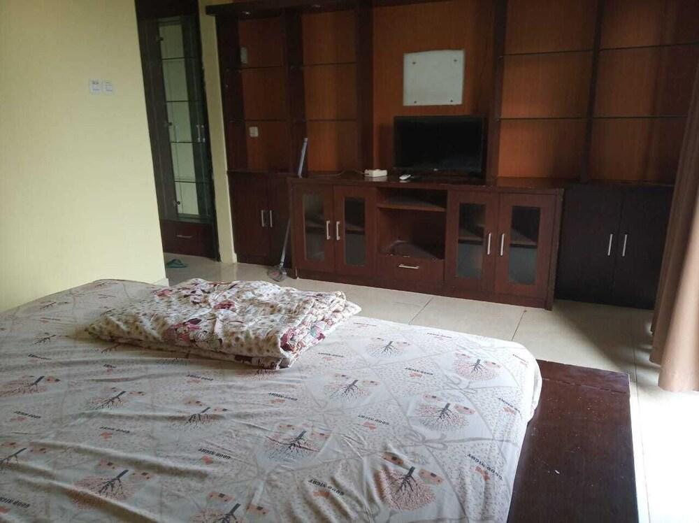 Guest House 647 Tanjung Duren Utara - Tap to explore photos