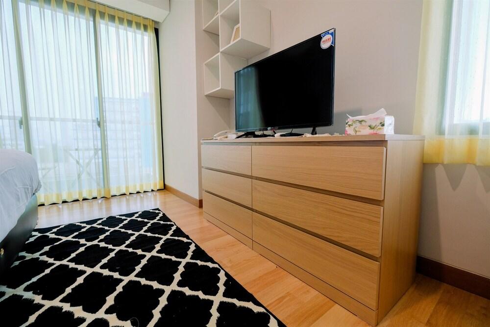 Monas View Studio Apartment at Capitol Suites - Tap to explore photos