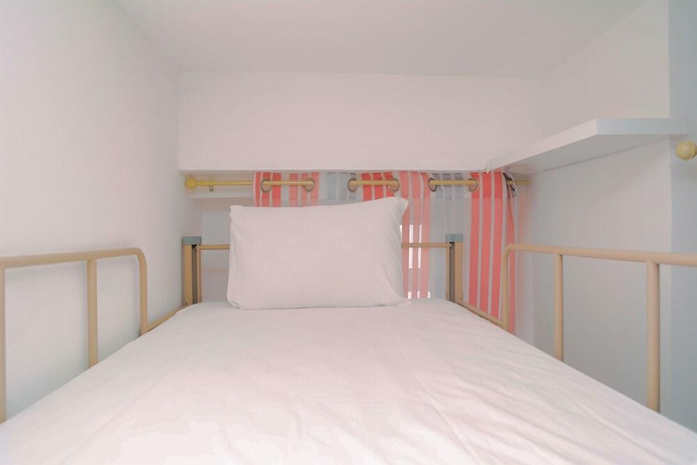 Green Bay Pluit Studio Apartment with 2 Single Beds