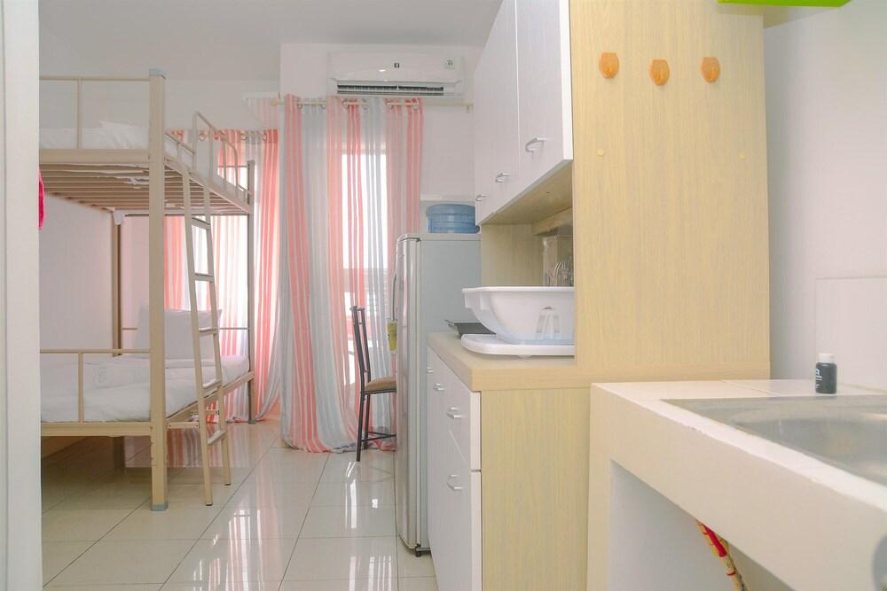 Green Bay Pluit Studio Apartment with 2 Single Beds - Tap to explore photos