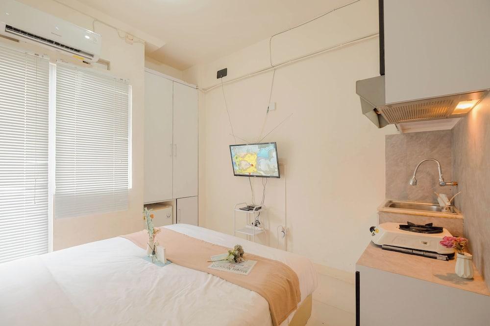 Cozy Studio with Direct Access to Mall at Green Pramuka Apartment