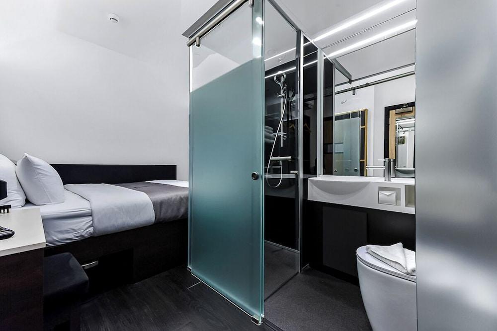 The Z Hotel Strand Room Type - Queen Room, No Windows