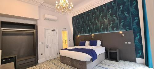 Commodore Hotel - Tap to explore photos