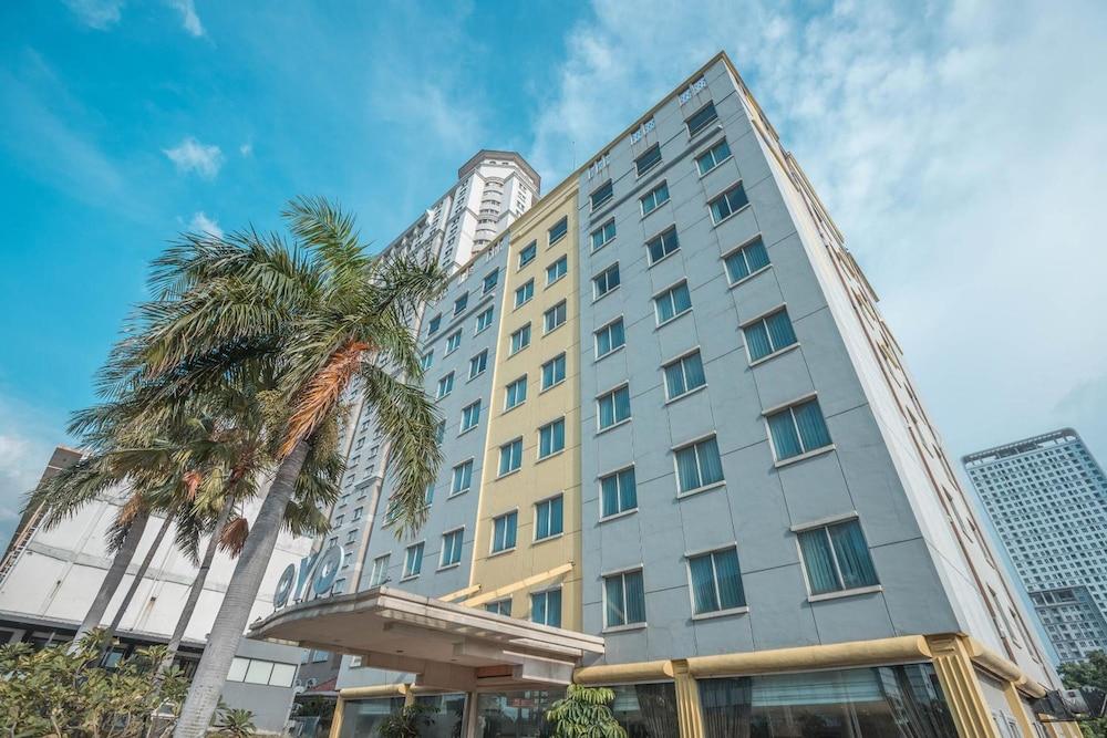Hotel Bulevar Tanjung Duren Jakarta - Tap to explore photos