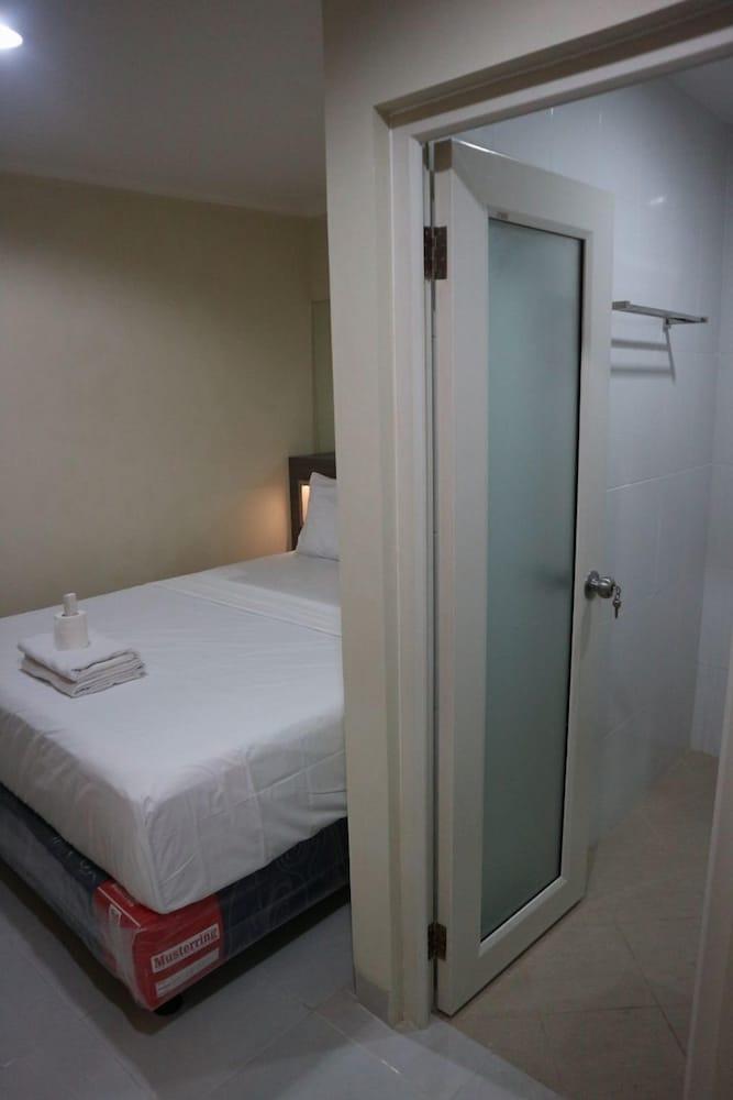 Ethan Hotel Cilincing Plaza Room Type - Deluxe Room