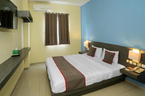 Super OYO Townhouse OAK Hotel Fiducia Pondok Gede - Tap to explore photos