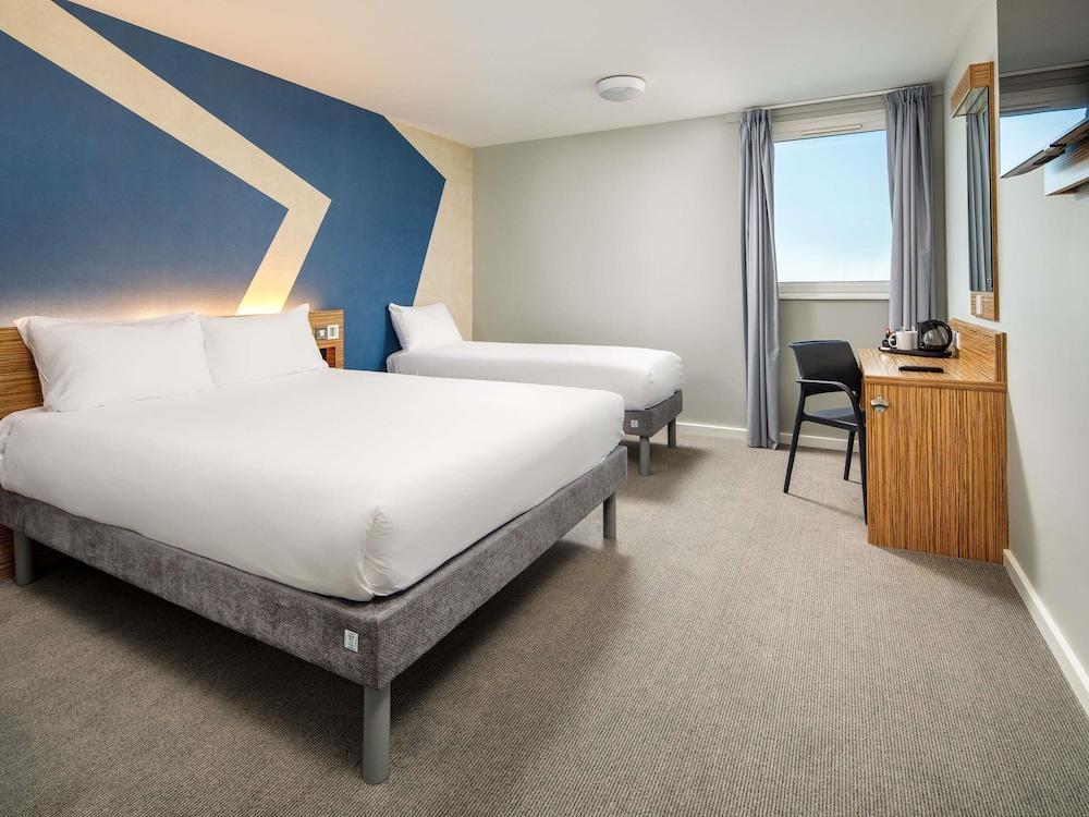 ibis budget London Heathrow Central Room Type - Standard Room with 1 double bed and 1 single bed
