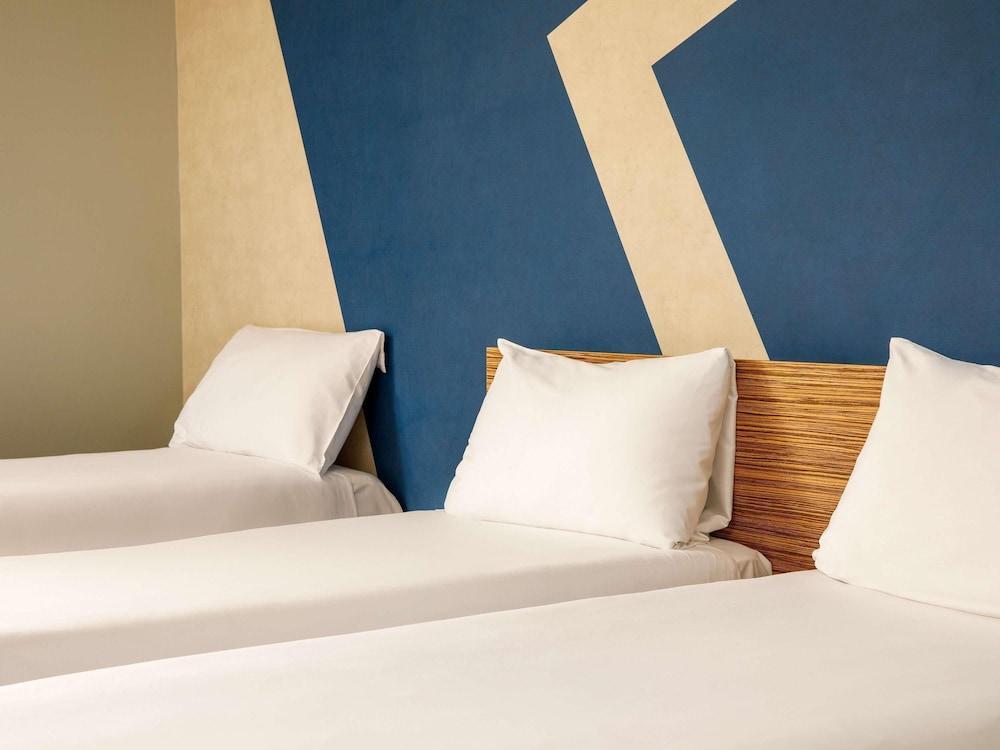 ibis budget London Heathrow Central Room Type - Standard Room with 3 single beds