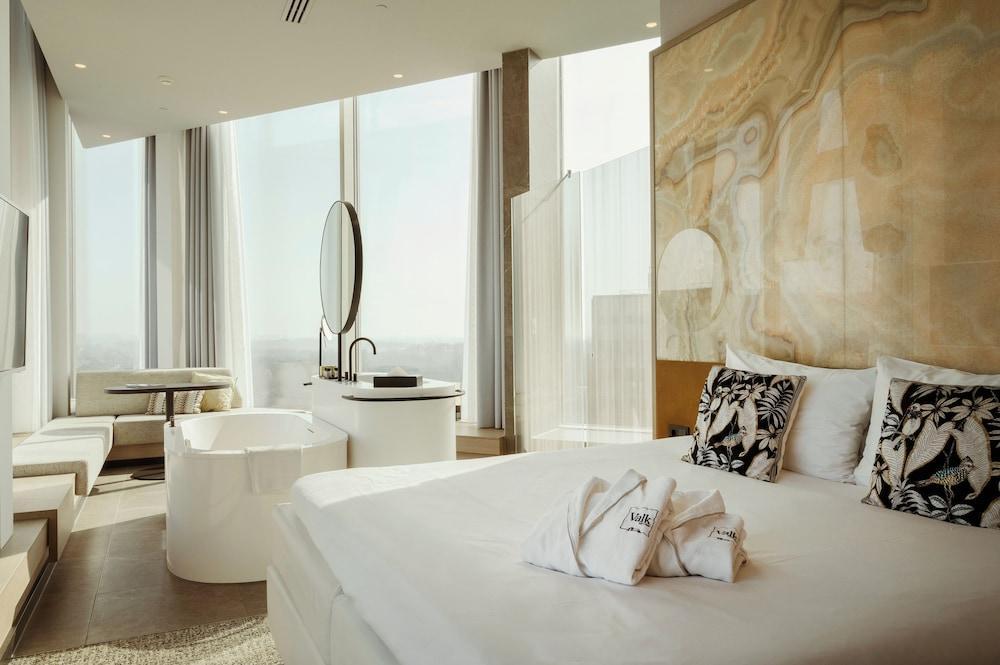 Van der Valk Hotel Amsterdam Zuidas Room Type - Suite, 1 King Bed, Hot Tub