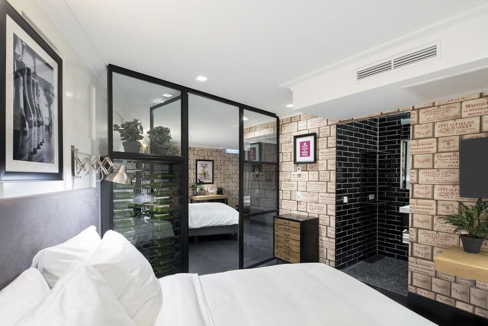 The Highland House Room Type - Deluxe Cellar Quadruple Room