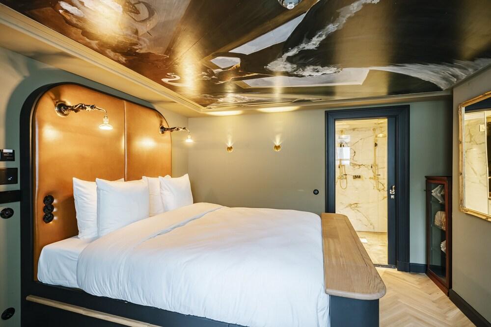 Hotel The Noblemen Room Type - Deluxe Double Room (Hugo de Groot)