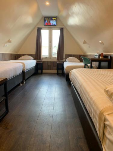 DAM Hotel Room Type - Quadruple Room With Private Bathroom DAM Hotel Room Type - Quadruple Room With Private Bathroom