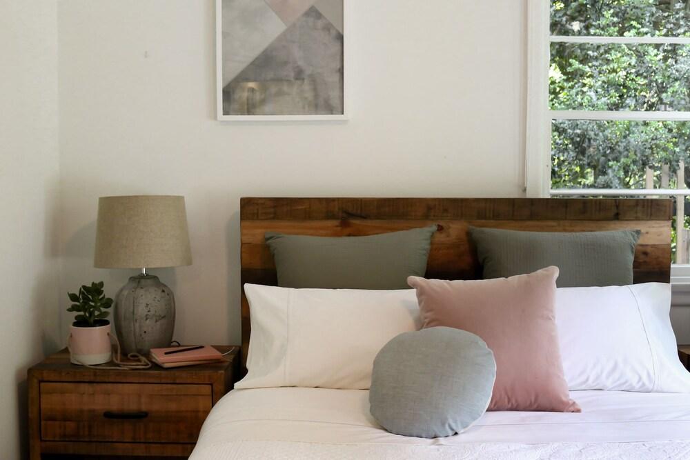 Morton Brae Luxury Cottage Sassafras - Tap to explore photos