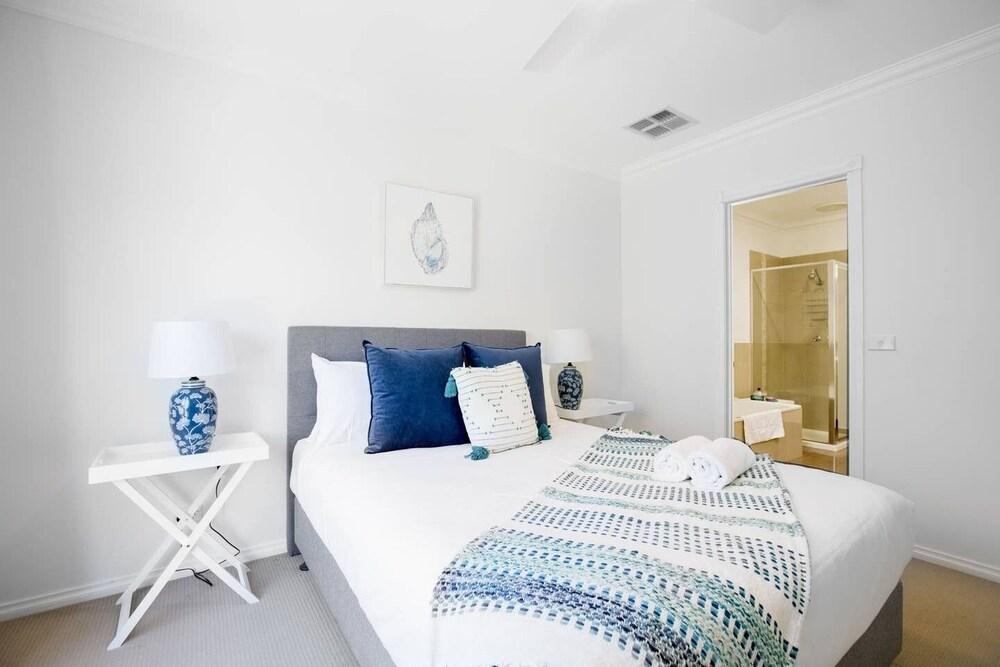 Peaceful Designer 2br@leafy Mill Park - Tap to explore photos